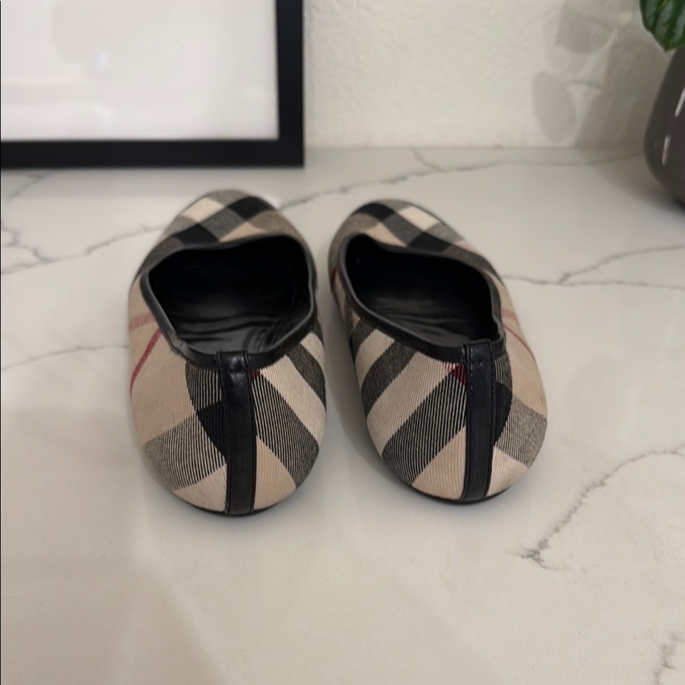 Burberry Black and Cream Flats with Iconic Check Pattern - Picture 3 of 6